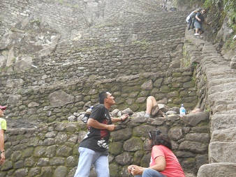 Der Weiler Huaynapicchu, die Treppe f�r den Abstieg mit Touristen, die da runterkommen
