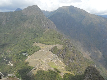 Der Weiler Huaynapicchu, die Sicht auf Machu Picchu in Form eines stilisierten Adlerkopfs eines Condor-Adlers 1
