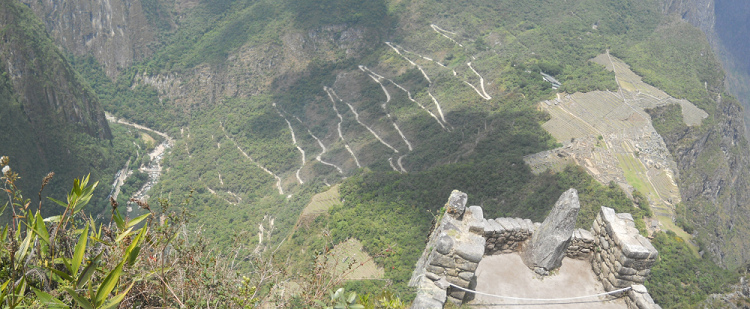 Machu Picchu, Sicht vom Weiler Huaynapicchu auf die Serpentinenstrasse, die von der Ortschaft Aguas Calientes (Heisse Wasser) nach Machu Picchu heraufkommt, Panoramafoto