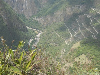 Machu Picchu, Sicht vom Weiler Huaynapicchu auf die Serpentinenstrasse, die von der Ortschaft Aguas Calientes (Heisse Wasser) nach Machu Picchu heraufkommt 1