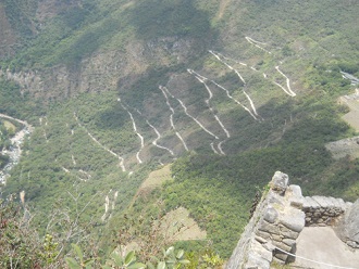 Machu Picchu, Sicht vom Weiler Huaynapicchu auf die Serpentinenstrasse, die von der Ortschaft Aguas Calientes (Heisse Wasser) nach Machu Picchu heraufkommt 02