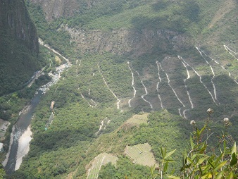 Machu Picchu, Sicht vom Weiler Huaynapicchu auf die Serpentinenstrasse, die von der Ortschaft Aguas Calientes (Heisse Wasser) nach Machu Picchu heraufkommt 03