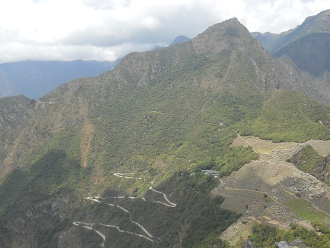 Weiler Huaynapicchu, Sicht auf Machu Picchu mit den Bergen im Hintergrund 01