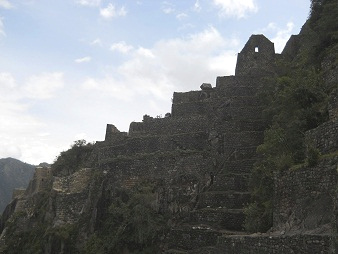 Weiler Huaynapicchu mit Landwirtschaftsterrassen und einer weiteren Treppe mit Sicherungsseil 02
