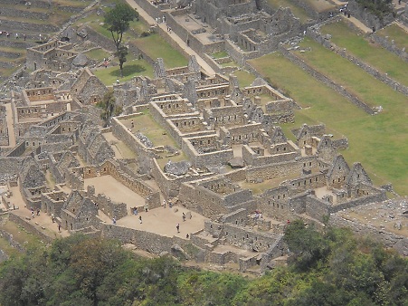 Weiler Huaynapicchu, Sicht auf Machu Picchu mit den Arbeitsh�usern