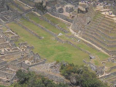 Weiler Huaynapicchu, Sicht auf Machu Picchu mit den Arbeitsh�usern, Zentralplatz, Tempeln