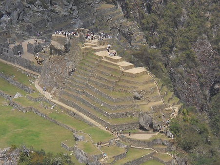 Weiler Huaynapicchu, Sicht auf Machu Picchu mit dem Zentralplatz, den Tempeln und der Sonnenpyramide