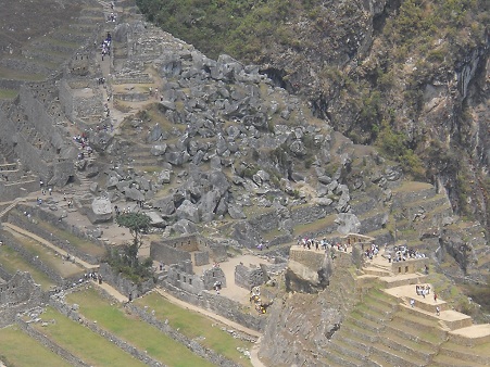 Weiler Machu Picchu, Sicht auf Machu Picchu mit dem Steinbruch, den Tempelanlagen und der Sonnenuhr auf der Sonnenpyramide