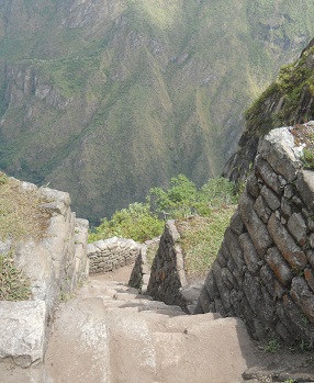 Unregelm�ssige Treppe zum Gipfel Huaynapicchu - Sicht von oben abw�rts, Panoramafoto 01