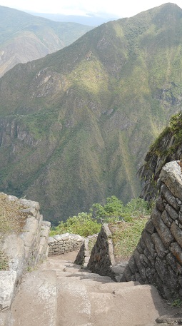Unregelm�ssige Treppe zum Gipfel Huaynapicchu - Sicht von oben abw�rts, Panoramafotos 02