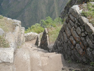Unregelm�ssige Treppe zum Gipfel Huaynapicchu, Aussichten ins Urubambatal 01