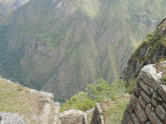 Unregelm�ssige Treppe zum Gipfel Huaynapicchu, Aussichten ins Urubambatal 02