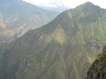 Unregelm�ssige Treppe zum Gipfel Huaynapicchu, Aussichten ins Urubambatal 03