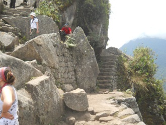Wanderweg zum Gipfel Huaynapicchu, die letzten paar Treppen