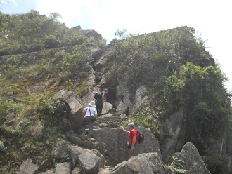 Wanderweg zum Gipfel Huaynapicchu - der Eingang in den Tunnel