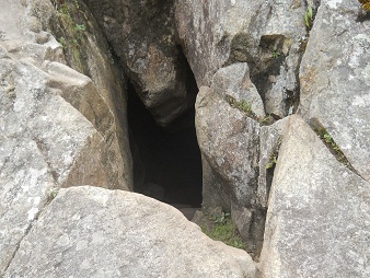Wanderweg zum Gipfel Huaynapicchu - der Eingang in den ersten Tunnel, Nahaufnahme