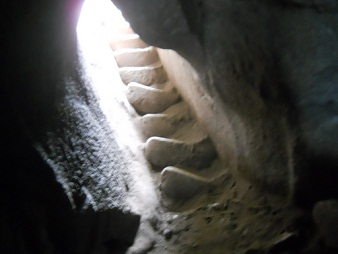 Subida a la cumbre de Huaynapicchu, t�nel para                    hombres peque�os