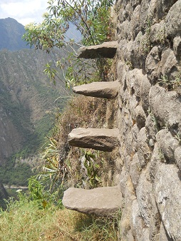 Aufstieg zum Gipfel Huaynapicchu, Terrassentreppen in die Mauern eingelassen