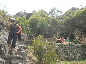 Aufstieg auf den Gipfel Huaynapicchu, letzte unregelm�ssige Treppen und Pausenterrasse