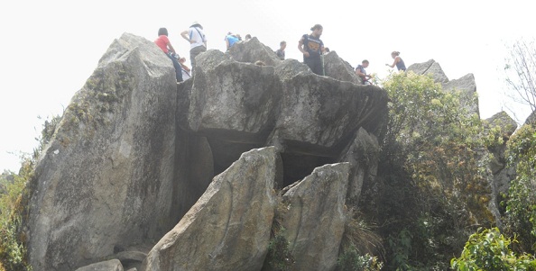 Aufstieg zum Gipfel Huaynapicchu, Sicht auf den Gipfel mit dem Steinbruch mit geschnittenen Gigasteinen, Panoramafoto 02