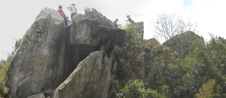 Aufstieg zum Gipfel Huaynapicchu, Sicht auf den Gipfel mit dem Steinbruch mit geschnittenen Gigasteinen, Panoramafoto 03
