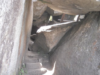 Aufstieg zum Gipfel Huaynapicchu, der zweite Tunnel