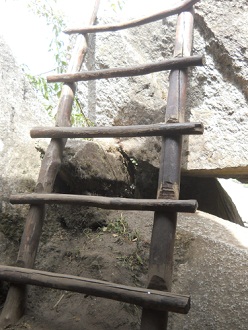 Aufstieg zum Gipfel Huaynapicchu, der zweite Tunnel mit Holzleiter