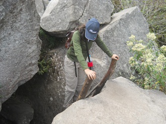 Aufstieg zum Gipfel Huaynapicchu, eine Touristin steigt die Holzleiter hoch