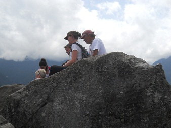 Der Berggipfel Huaynapicchu ist ein Steinbruch mit geschnittenen Gigasteinen - Touristen 01