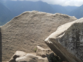 Der Berggipfel von Huaynapicchu, geschnittene Gigasteine vom Steinbruch auf dem Gipfel, Nahaufnahme 01