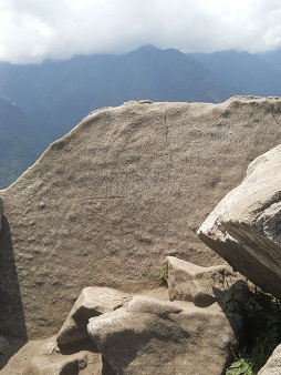 Der Berggipfel von Huaynapicchu, geschnittene Gigasteine vom Steinbruch auf dem Gipfel, Nahaufnahme 02