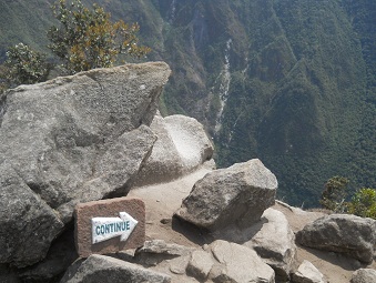 Berggipfel Huaynapicchu, der R�ckweg f�hrt �ber die geschnittenen Gigasteinen des Steinbruchs, der Wegweiser zum Abstieg