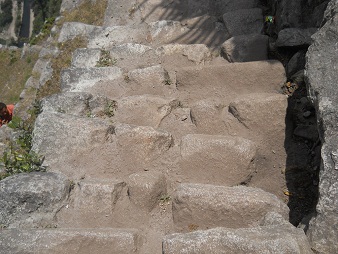 unregelm�ssige Treppe, 500 Jahre Erdbeben und
                    Regen haben "gearbeitet"