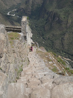 Abstieg von Huaynapicchu: Steile,
                            unregelm�ssige Treppe mit Panoramasicht 01