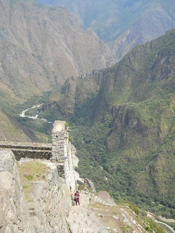 Abstieg von Huaynapicchu: Steile,
                            unregelm�ssige Treppe mit Panoramasicht 02