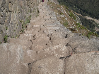 Abstieg von Huaynapicchu: Steile,
                    unregelm�ssige Treppe, Nahaufnahme 2