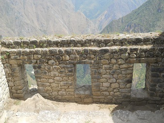 R�ckkehr vom Gipfel von Huaynapicchu: Die drei
                    Fenster zum Tal hin - �hnlich wie beim Tempel zu den
                    3 Fenstern