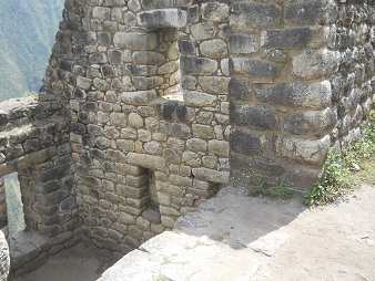 Abstieg von Huaynapicchu: Das Haus, die Mauern
                    und die Fenster 03