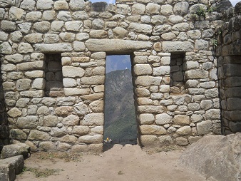 Das Haus, die erste Giebelmauer mit
                            T�r�ffnung, Nischen und Fenster