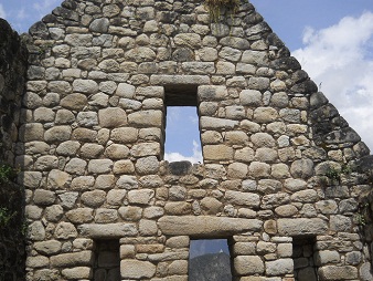 Das Haus, die erste Giebelmauer mit
                            T�r�ffnung, Nischen und Fenster