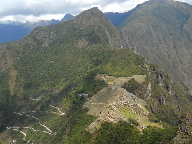 R�ckweg von Huaynapicchu, Sicht auf Machu
                    Picchu 01