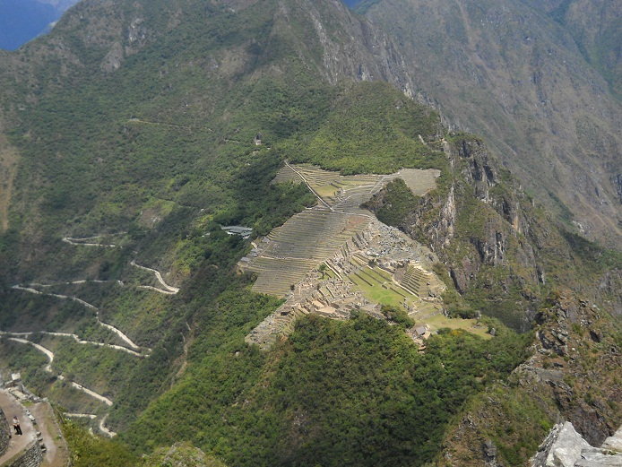 R�ckweg von Huaynapicchu, Sicht auf Machu
                    Picchu 02