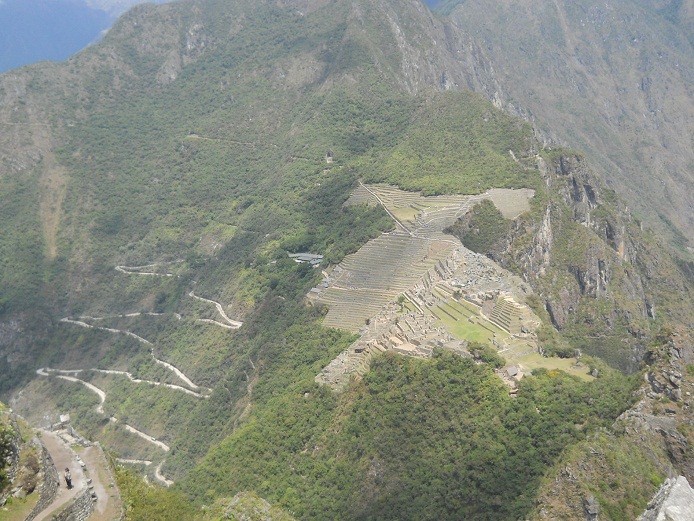 R�ckweg von Huaynapicchu, Sicht auf Machu
                    Picchu 03