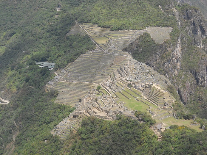 R�ckweg von Huaynapicchu, Sicht auf Machu
                    Picchu, Nahaufnahme 01