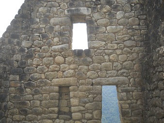Das Haus, die zweite Giebelmauer mit
                            T�r�ffnung, Nischen und Fenster,
                            Panoramafoto