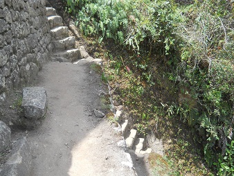 Abstieg von Huaynapicchu, unregelm�ssige, lange
                    Treppe f�r kleine F�sse