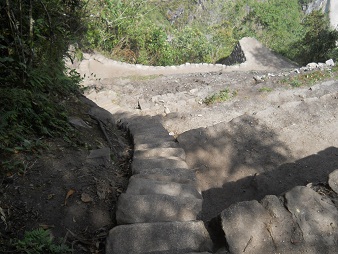 Abstieg von Huaynapicchu,
                            unregelm�ssige, lange Treppe f�r kleine
                            F�sse - da fehlt ein Sicherungsseil 03
