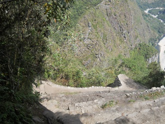 Abstieg von Huaynapicchu,
                            unregelm�ssige, lange Treppe f�r kleine
                            F�sse - da fehlt ein Sicherungsseil 04 mit
                            Aussicht