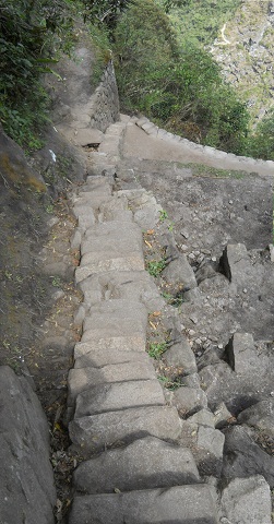 Abstieg von Huaynapicchu,
                            unregelm�ssige, steile Treppe, Nahaufnahme,
                            Panoramafoto