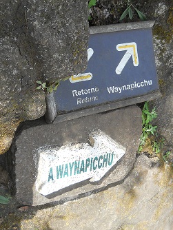 R�ckweg von Huaynapicchu, Wegweiser
                    "R�ckweg" ("Retorno") und
                    Huaynapicchu (Waynapicchu) f�r den Hinweg
